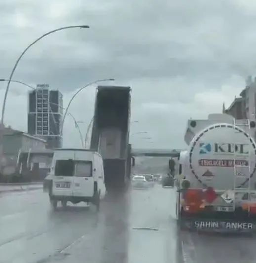 1779534699180.jpeg Ankara'da damperi açık kalan kamyonun üst geçide çarptığı kaza kamerada-2