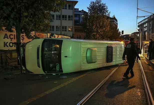 İstanbul Güngören'de servis aracı tramvay yoluna devrildi-4