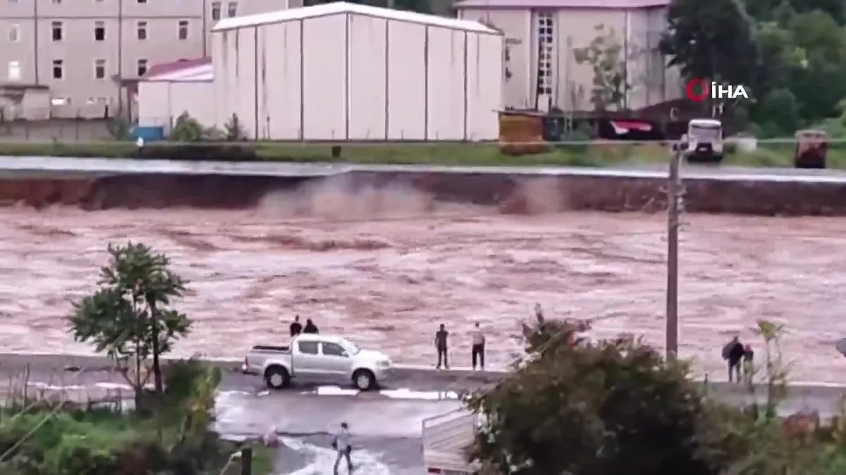 Artvin'de sağanak sonrası yollar çöktü, dereler taştı
