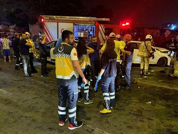 Kartal'da iki otomobil kafa kafaya çarpıştı: 8 ağır yaralı-4