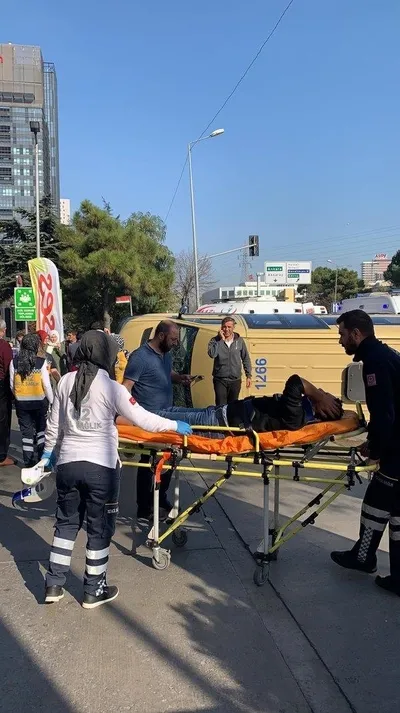 Son dakika: İstanbul Bağcılar'da yolcu minibüsü ile hafif ticari araç çarpıştı: 5 yaralı-1