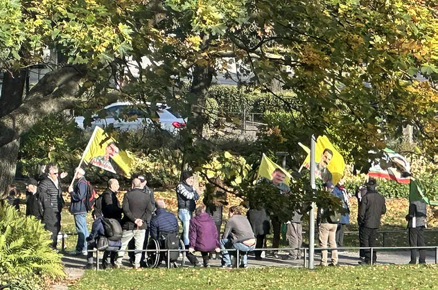 Yine İsveç yine polis eşliğinde PKK gösterisi! NATO iki yüzlülüğü ortaya çıktı!