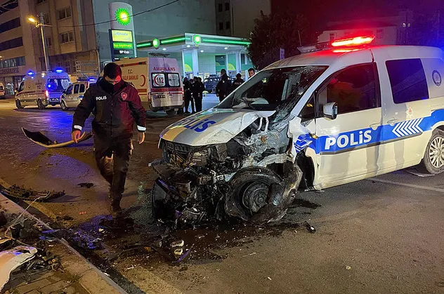 Polis aracı refüjdeki ağaca çarptı! 2 polis yaralı