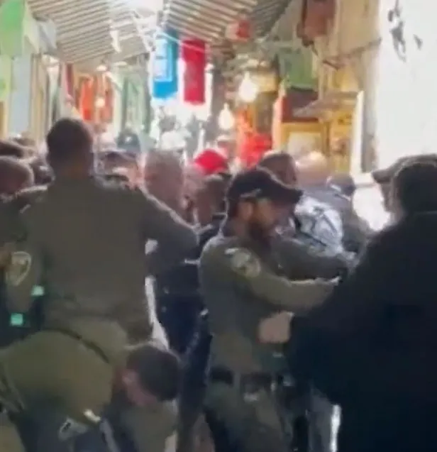 isgalci-israil-askerleri-ortodoks-kutsal-kabir-kilisesine-gitmek-isteyen-hristiyanlari-dovdu-1697788693039.jpeg İşgalci İsrail askerleri Ortodoks Kutsal Kabir Kilisesi'ne gitmek isteyen Hristiyanları dövdü!-3