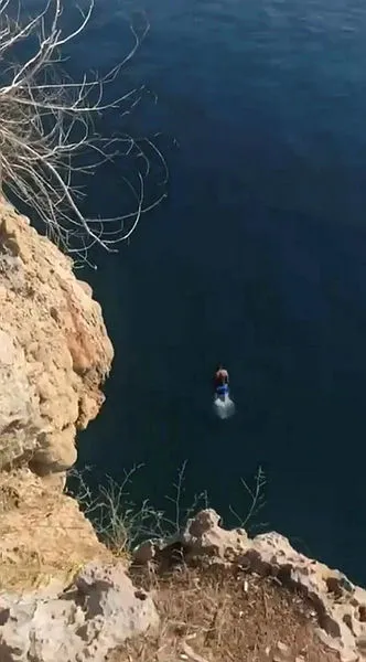 antalyada-20-metre-yukseklikten-kafayi-yemissiniz-dedirten-atlayis-1603711438527.jpg Antalya'da 20 metre yükseklikten "Kafayı yemişsiniz" dedirten atlayış-3
