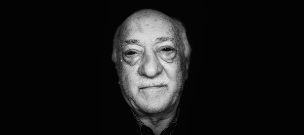 İşte FETÖ şüphelisinin evinden çıkan silah