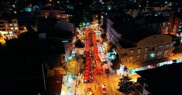 Yalova Altınova’da yüzlerce kişi 15 Temmuz’a özel 600 metrelik Türk Bayrağı taşıdı