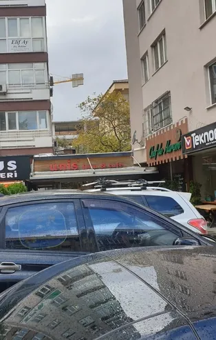 CHP'li Beşiktaş Belediyesi, karara rağmen halkın yolunu kapatan ucubeyi 7 yıldır neden yıkmıyor?