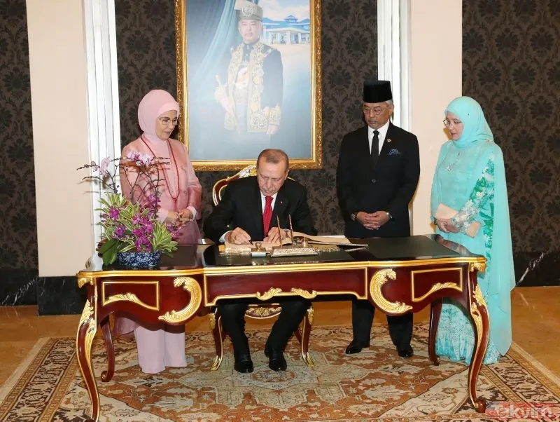 Malezya Kralı ile bir araya gelen Başkan Erdoğan özel defteri imzaladı