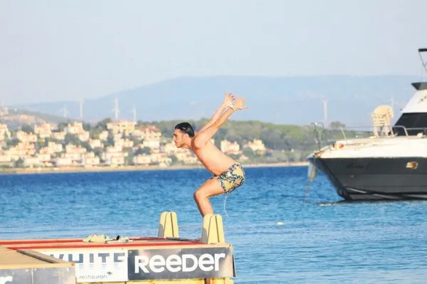 1689275264399.jpeg Derya Uluğ nefes kesecek! Yeni albümünde sevgilisi yalnız bırakmadı-7