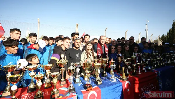 Başkan Erdoğan'a Gaziantep'te coşkulu karşılama! Davullarla zurnalarla beklediler... 6'lı masaya pankartla gönderme - 11