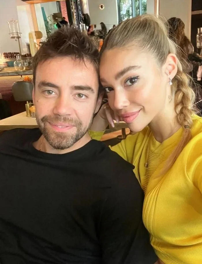 murat-dalkilictan-sevgilisine-yeni-yil-surprizi-murat-sevgilisi-eda-sana-album-yapacak-1704053383874.jpeg Murat Dalkılıç’tan sevgilisine yeni yıl sürprizi! Eda San’a albüm yapacak-3
