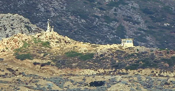 Yunanistan yangına körükle gidiyor! Yunan askerleri Türkiye’nin yanı başındaki Keçi Adası’nda ağır silahlarla görüntülendi