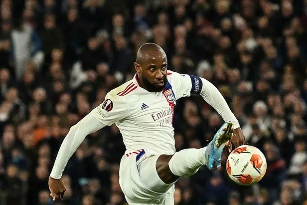 moussa-dembele-kapismasi-galatasaraydan-sonra-fenerbahce-de-lyonun-golcusu-icin-harekete-gecti-1671324127629.jpeg Moussa Dembele kapışması! Galatasaray'dan sonra Fenerbahçe de Lyon'un golcüsü için harekete geçti-7