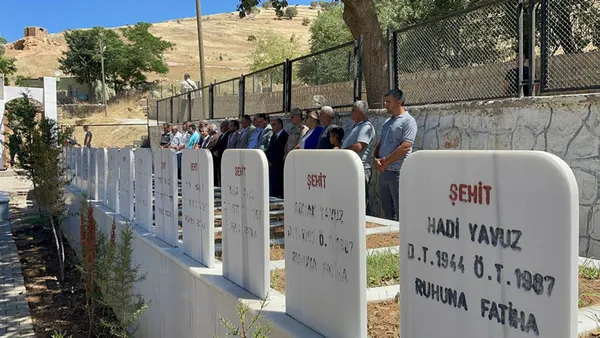 alcak-teror-orgutu-pkknin-mardin-omerlide-35-yil-once-katlettigi-16si-cocuk-8i-kadin-30-sivil-anildi-1655729348263.jpg Alçak terör örgütü PKK'nın Mardin Ömerli'de 35 yıl önce katlettiği 16'sı çocuk 8i kadın 30 sivil anıldı-3