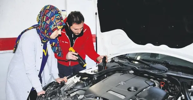 Oto bakıma kadın eli