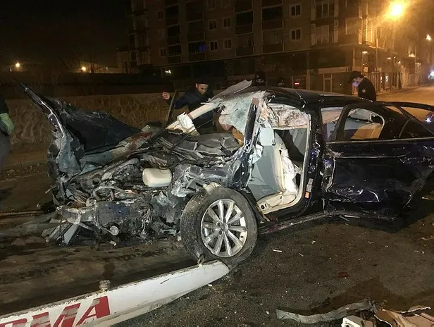 Kars'ta gece yarısı korkunç kaza! Bahçe duvarına çarpan otomobildeki 4 kişi öldü, 1 çocuk ağır yaralandı-5
