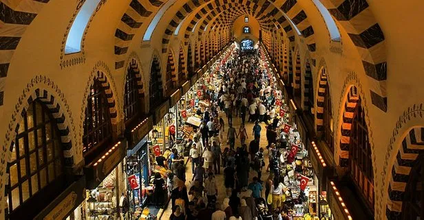 İstanbul'da tarihi çarşıda bayram yoğunluğu