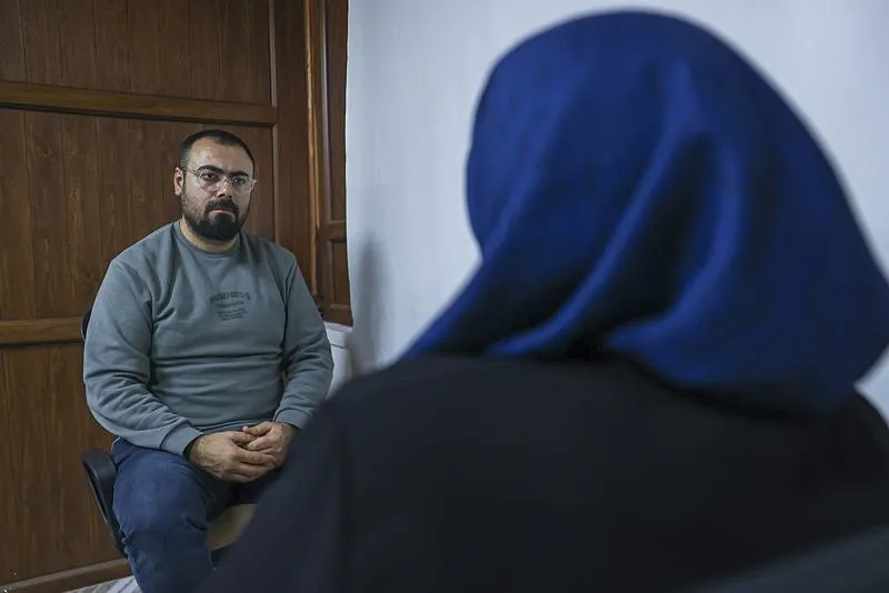 Suriye'nin Afrin ilçesinde 2017 yılında terör örgütü PKK/YPG mensuplarınca 15 gün alıkonulan ve tecavüze uğrayan kadın, yaşadığı zulmü anlattı. (AA)