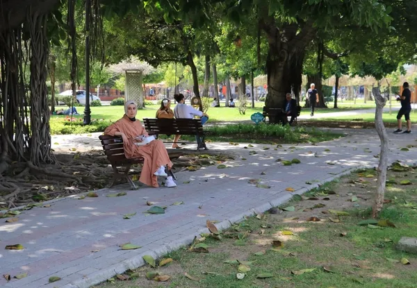 adanada-sicaklik-33-dereceye-ulasti-vatandaslar-parklara-akin-etti-1648906560622.jpg Adana'da sıcaklık 33 dereceye ulaştı! Vatandaşlar parklara akın etti-2