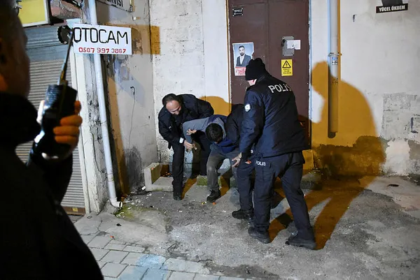 1578977386812.jpg Bankaya girdi! Kaçamayacağını anlayınca teslim oldu-1