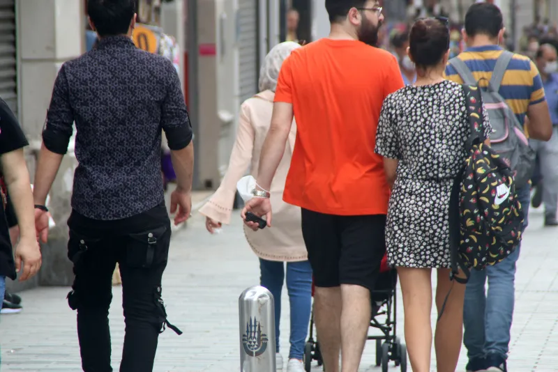 Taksim'de koronavirüs tedbirlerine uyulmadı! Artan vakalara rağmen maskeler ellerde - 2