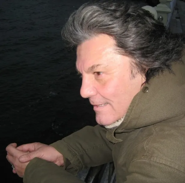kazim-aksar-oldu-mu-neden-oldu-hastaligi-neydi-kazim-aksar-kimdir-yagmur-tanrisevsin-ve-hatice-aslan-ile-birli-1677574445172.jpg Kazım Akşar öldü mü, neden öldü? Kazım Akşar kimdir, nereli? Yağmur Tanrısevsin ve Hatice Aslan ile aynı dizide oynamıştı!-4