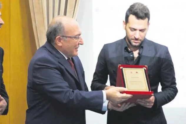 Edebiyatçı babanın ödüllü oğlu! Türk Dil Kurumu'ndan Murat Yıldırım'a ödül
