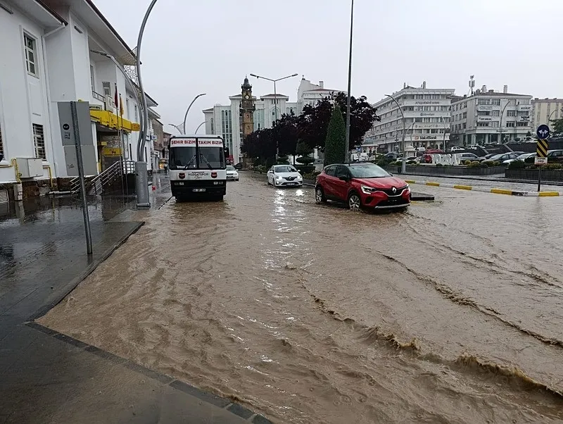 İstanbul ve Ankara'da sağanak etkisi: Sokaklar göle döndü bir araç çukura düştü! Başkentten acı haber-3