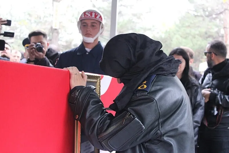 Şehidin eşi Ülkü Öztürk İlgen de şehit eşinin fotoğrafına bakarak gözyaşı döktü. (İHA)