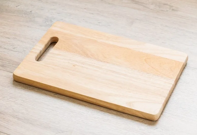 1711124155883.jpg 40 yıllık ev hanımları bile bu sırrı bilmiyor! Kesme tahtasındaki delik bakın ne işe yarıyor-5