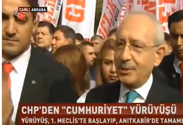 CHP'li Küçükçekmece Belediyesi'nden yeni bir skandal daha! Kurban Bayramı yerine Ramazan Bayramı afişi astırdılar!-2