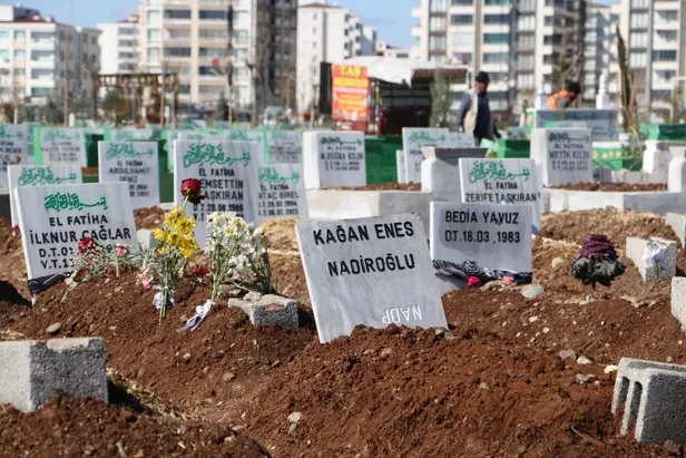 1676699946606.jpeg Asrın felaketinde yürek yakan hatıralar mezarlıklara dizildi: "Allah kimsenin başına vermesin"-5
