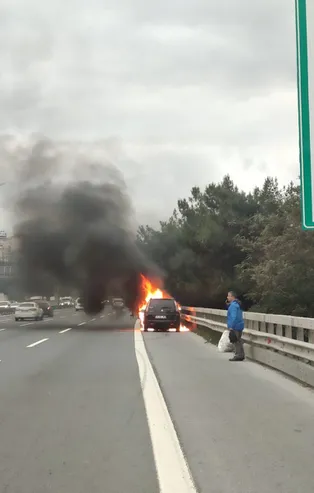TEM'de araç yandı! Trafiğe kapatıldı
