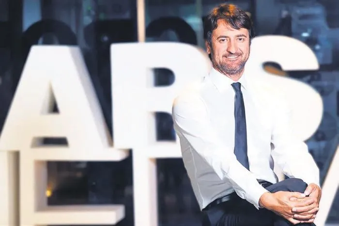 berrak-tuzunatac-sag-gosterip-sol-vurdu-guzel-oyuncu-muzaffer-yildirim-ile-ask-yasiyor-1703375657675.jpeg Berrak Tüzünataç, sağ gösterip sol vurdu! Güzel oyuncu Serenay Sarıkaya'nın eski sevgilisi ile aşk yaşıyor-2