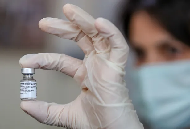 18-yas-alti-ne-zaman-asi-olacak-asi-yasi-kaca-dustu-18-yas-asi-olabiliyor-mu-1625857246782.jpg 18 yaş altı ne zaman aşı olacak? Aşı yaşı kaça düştü? 18 yaş aşı olabiliyor mu?-7