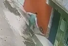 Şok görüntüler: Kediye keserle saldırdı