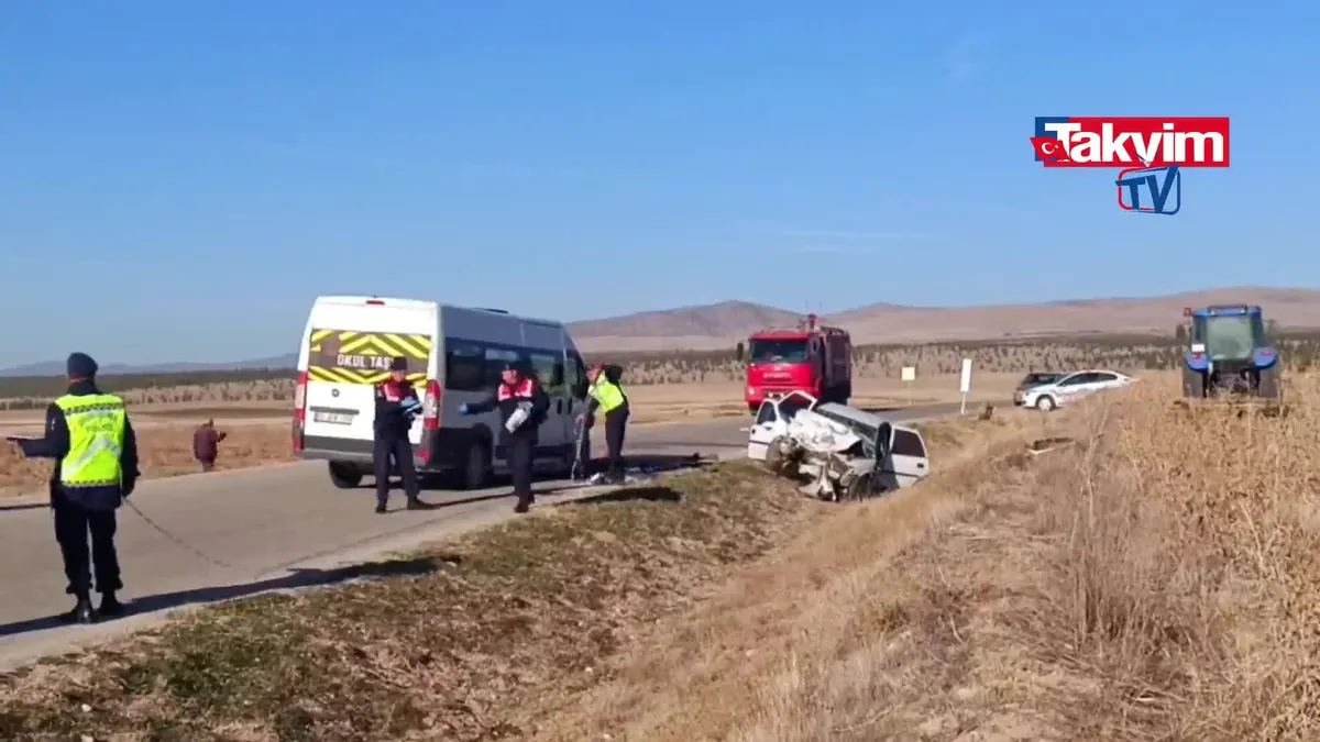 Okul servisi ile otomobil çarpıştı: 3 ölü