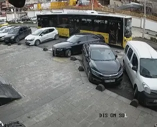 İETT otobüsü park halindeki araçlara çarptı