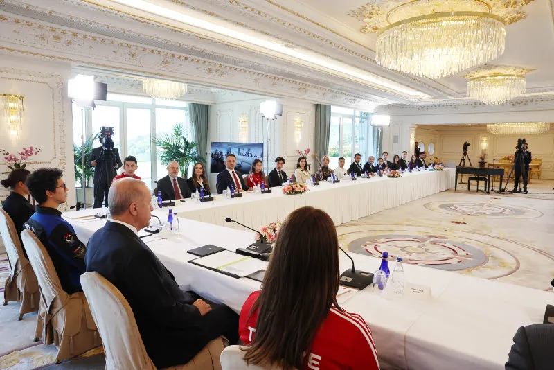 Başkan Erdoğan'dan '19 Mayıs Gençlik Buluşması'nda önemli açıklamalar | 'Kenetlenin' çağrısı... "Kardeşlik hukukunuzu geliştirin"-3