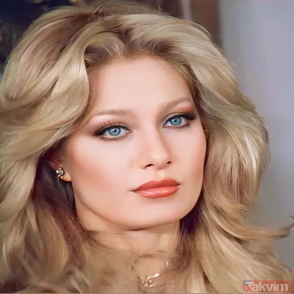 Şarkışla'dan Ses Kraliçeliğine 1945 Yılının 20 Kasım Günü Sivas'ın Şarkışla İlçesinde Dünyaya Gözlerini Açan Emel Sayın, 1926 Yılında Türkiye'ye Göç Eden...