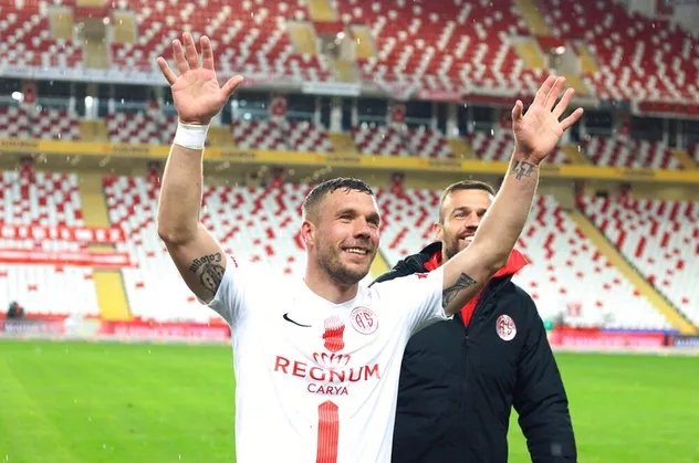 Galatasaray'ın eski yıldızı Lukas Podolski futbola başladığı kulübe geri döndü