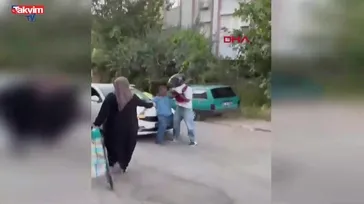 Antalya'da trafikte yol verme kavgası: Motokurye sürücüyü kaputta yumrukladı, o anlar kameraya yansıdı