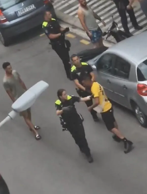 Lamine Yamal'ın babası Mounir Nasraoui'nin komşularıyla yaşadığı tartışma anlarının görüntüsü