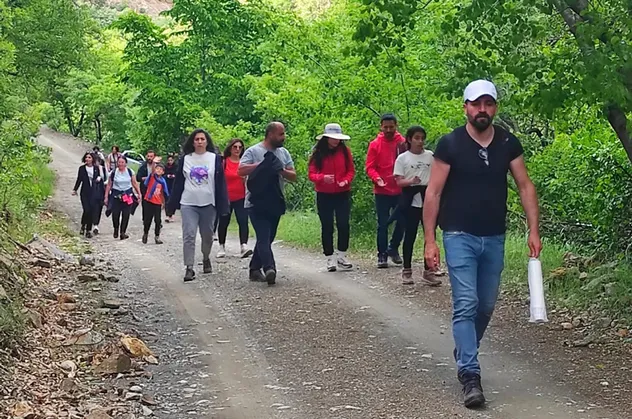 Yılda 15 gün görülüyor! Herkes görmek için kilometrelerce yol yürüyor
