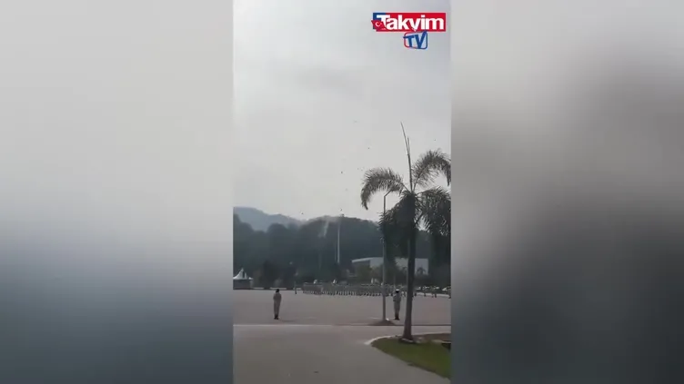 Malezya’da donanma helikopterleri havada burun buruna geldi!