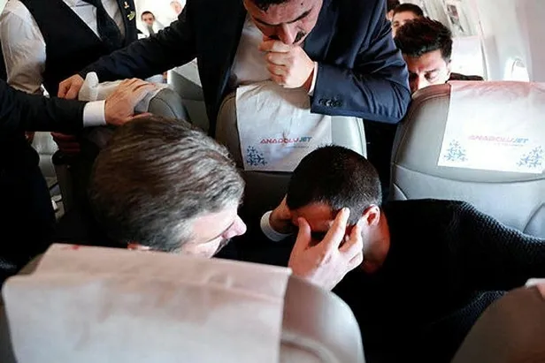 Sağlık Bakanı Fahrettin Koca'dan uçakta rahatsızlanan yolcuya ilk müdahale-2