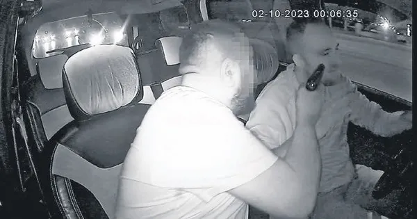 siirtte-fistik-deposunda-mide-bulandiran-goruntuler-boynuna-kadar-fistiklarin-icine-girdi-sigara-icti-yetkilil-1696281985767.jpeg Siirt'te fıstık deposunda mide bulandıran görüntüler! Boynuna kadar fıstıkların içine girdi sigara içti: Yetkililer olaya el attı-8