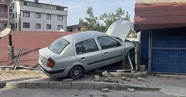 Park halindeki hafif ticari araca çarpan otomobil evin çatısına çıktı