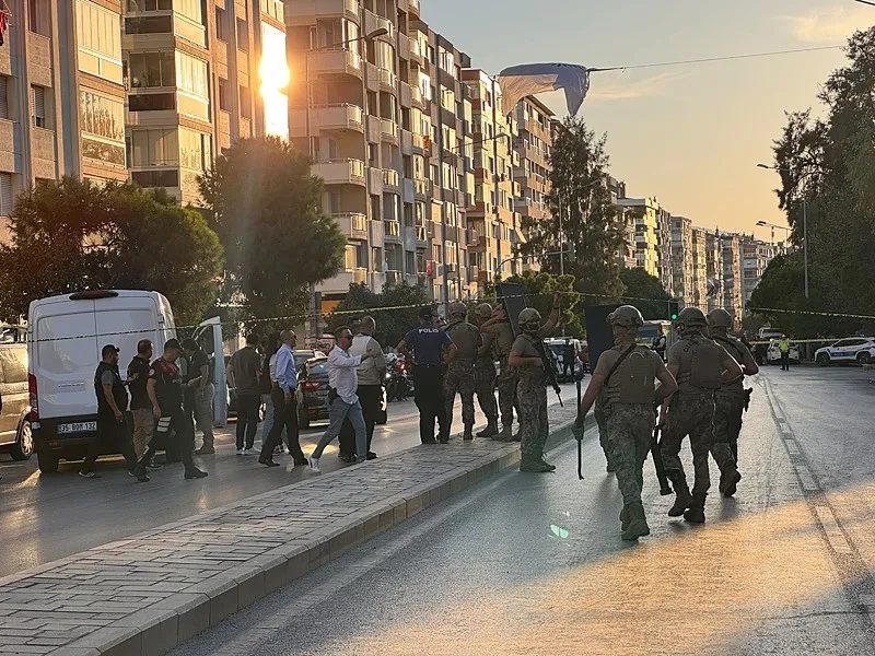 izmirde-banka-subesinde-soygun-girisimi-polis-ikna-etti-5-rehine-kurtarildi-1788975553975.jpeg İzmir'de banka şubesinde soygun girişimi! Polis ikna etti 5 rehine kurtarıldı-3
